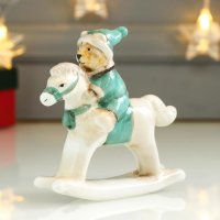 Сувенир "Медвежонок в зелёном наряде на лошадке-качалке"