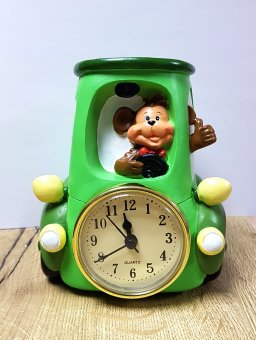 Часы машинка с подставкой под карандаши